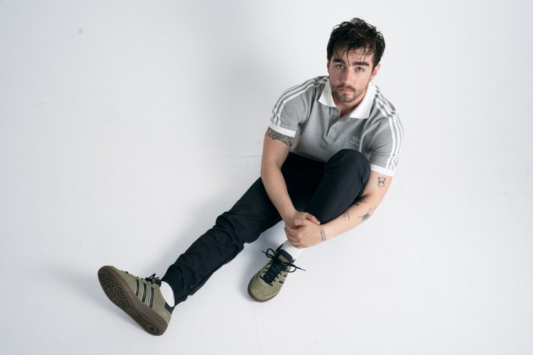 DOU'dan hem hüzünlü hem de enerjik bir şarkı