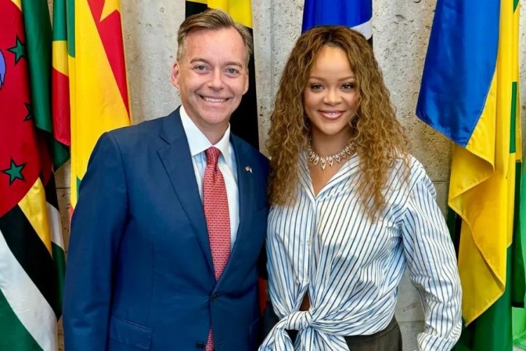 Rihanna'ya Barbados'ta Messika Eşlik Etti