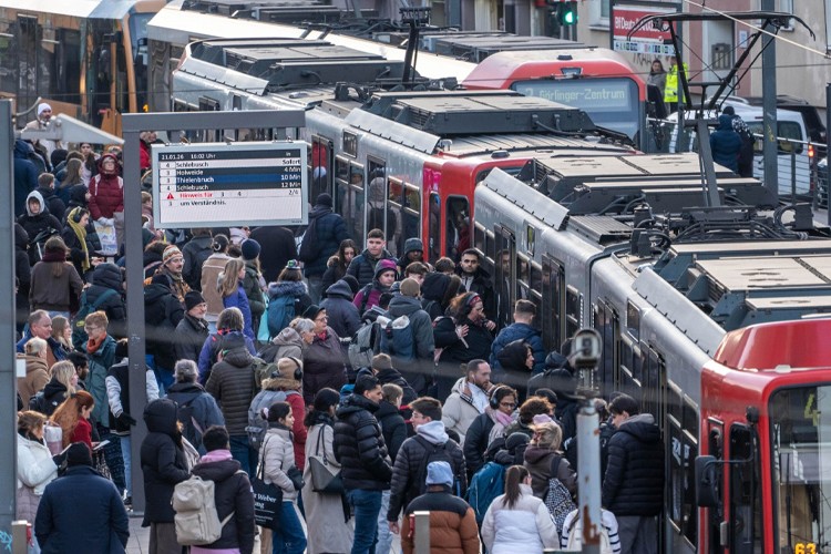 Petrol fiyatlarındaki yükseliş Almanya'da ulaşım maliyetlerini artırdı
