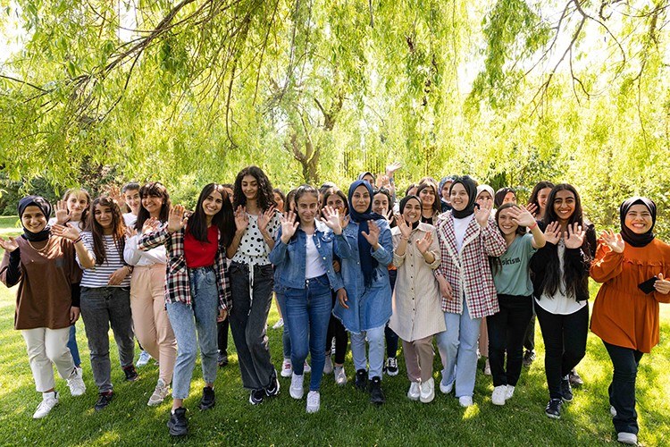 Başarılı kız öğrencileri İstanbul'da ağırlıyor