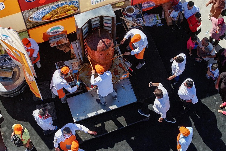 Gastronomi Günleri'nde 1 tonluk sucuk döner pişirildi