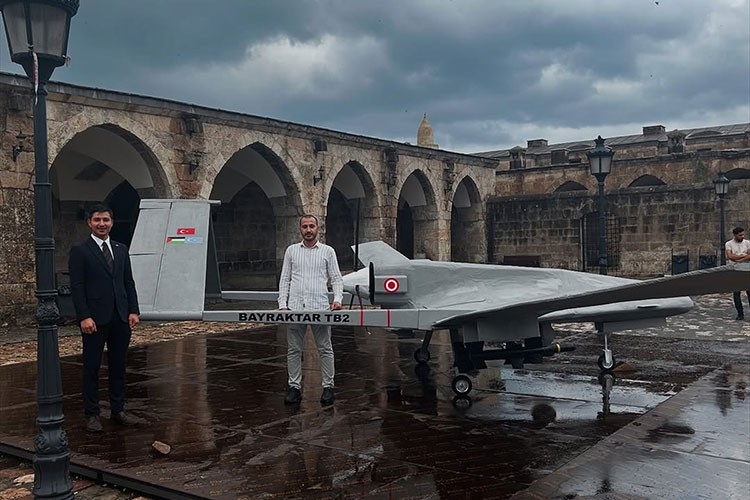 Hatay'da iki arkadaş Bayraktar TB2'nin ahşap maketini tasarladı