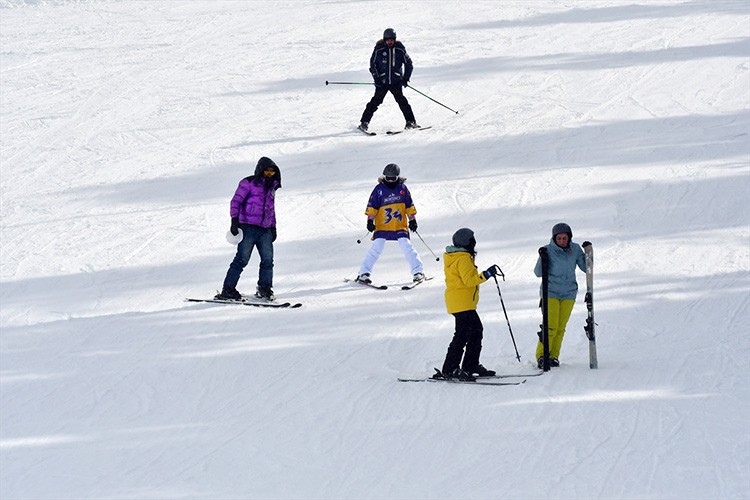 Sarıkamış Kayak Merkezi'nde hafta sonu yoğunluğu