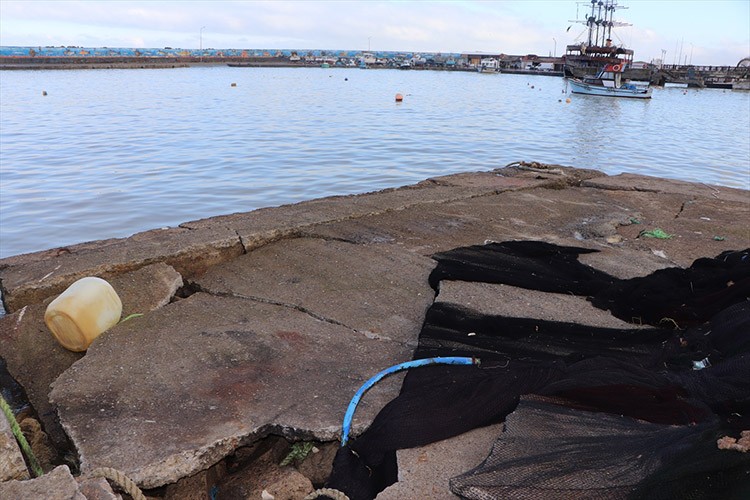 Akçakoca'da dalgalar rıhtım duvarına zarar verdi