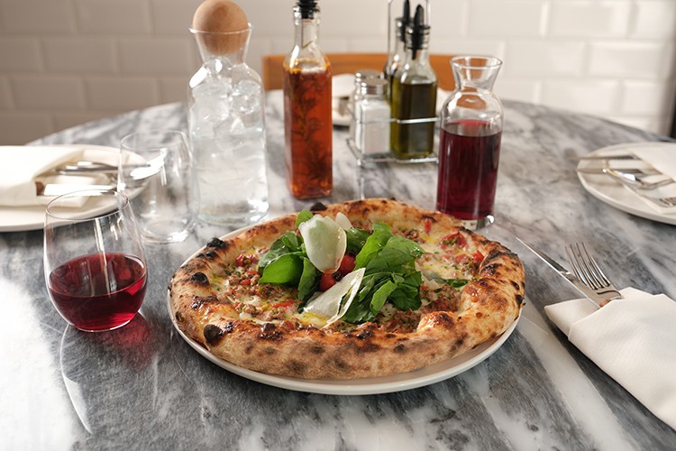 Ispanaklı, sucuklu ve limonlu pizza