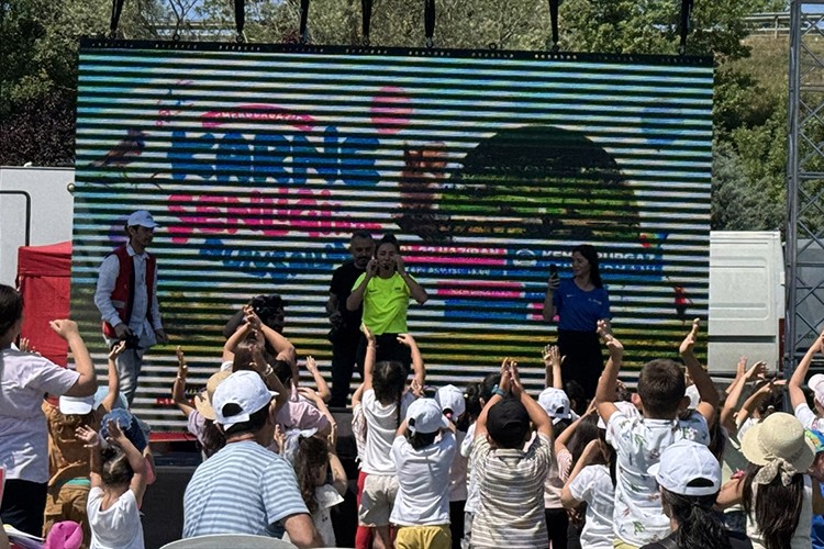 İBB, çocuklar için karne şenliği düzenledi