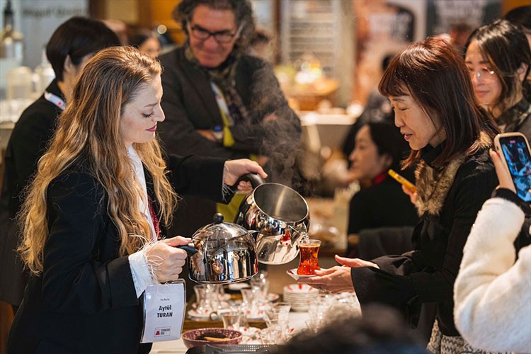 Japonlara Türk çayı demlemenin püf noktaları öğretildi