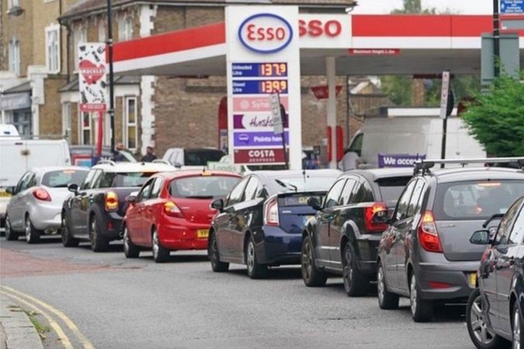 İngiltere'de benzin kuyruğuna çözüm aranıyor