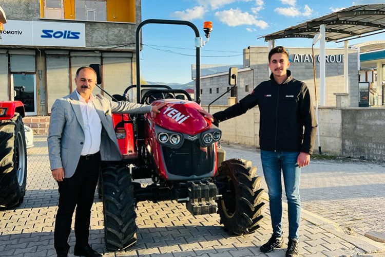 Türkiye'de üretilen ilk traktör teslimatını gerçekleştirdi