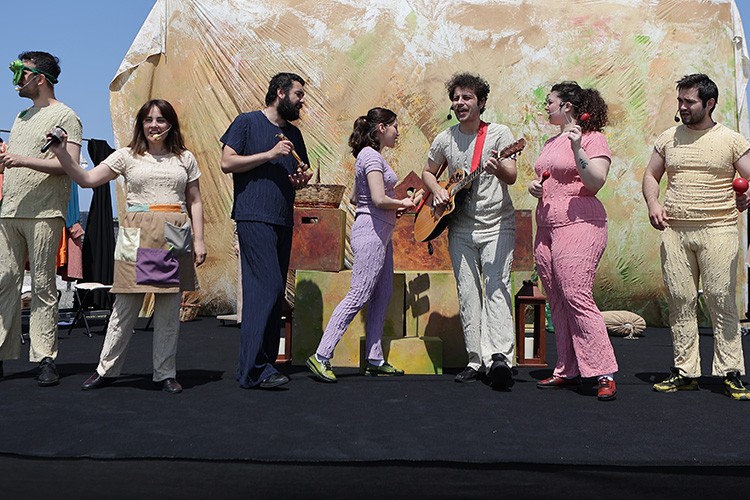 Odeabank'ın Eşit Masallar oyunu deprem bölgesinde çocuklarla buluştu