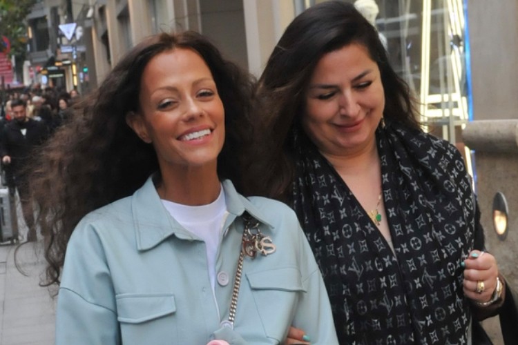 Derya Özdemir, gazetecileri görünce yüzünü saklamaya çalıştı