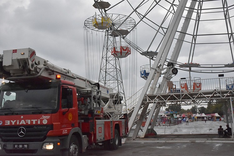 Dönme dolapta mahsur kalan 20 kişi kurtarıldı