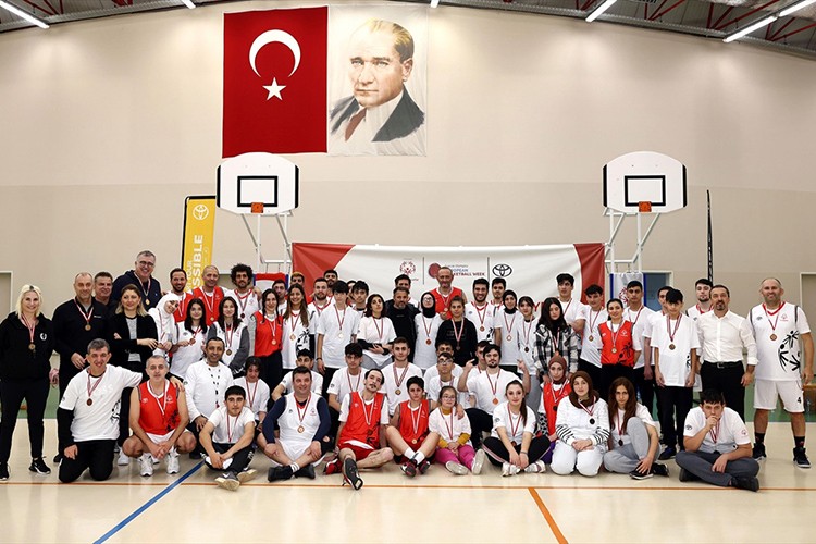 Toyota Türkiye özel sporcularla maça çıktı