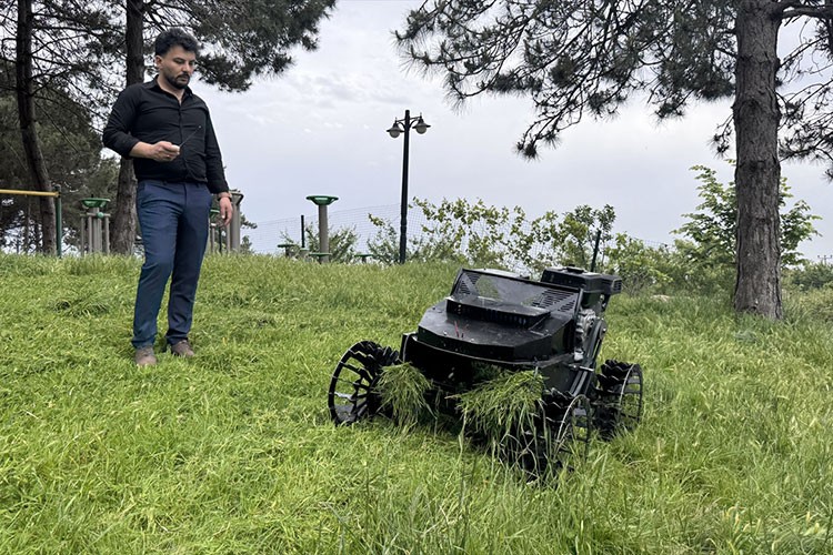 Çiftçiler için uzaktan kumandalı tırpan makinesi geliştirdi