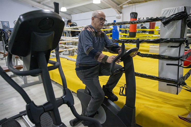 Fitness salonuyla sosyalleşiyorlar