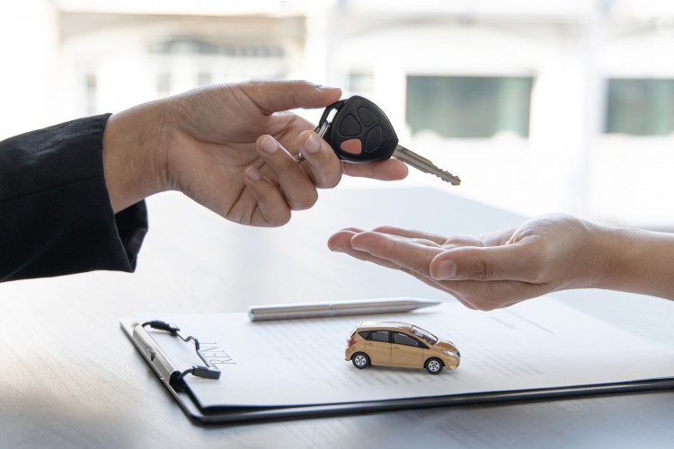 Yüksek faizli piyasa koşullarında araç kiralamak, satın almaktan daha kârlı