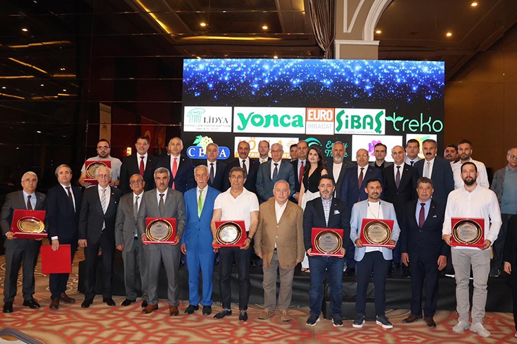 Egeli yaş meyve sebze ihracatçılarında ödül coşkusu