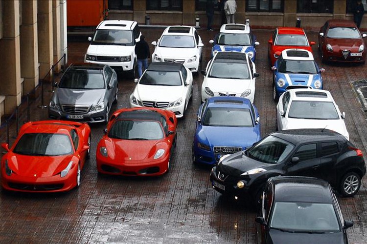 Değeri düşük gösterilen 10 lüks araca el kondu