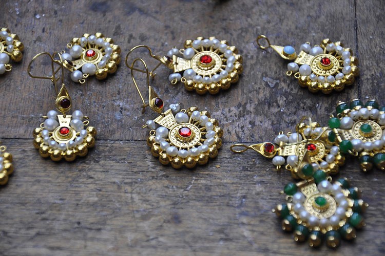 Osmanlı mirası küpeyi gelecek kuşaklara aktarmaya çalışıyor