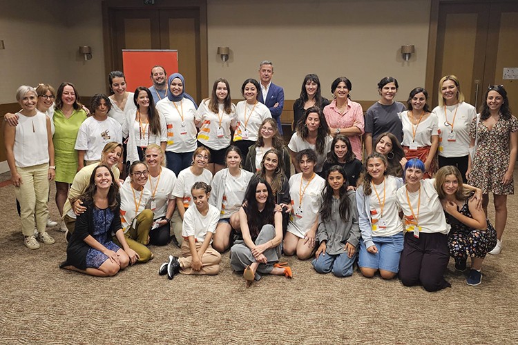 2 yıldır kız çocukların güçlendirilmesi için çalışıyor