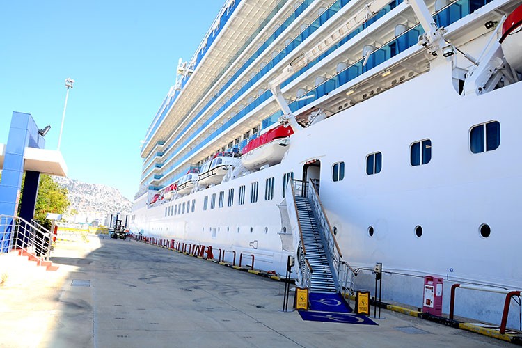 Lüks kruvaziyer gemisi MV Allura'yı ilk kez ağırladı