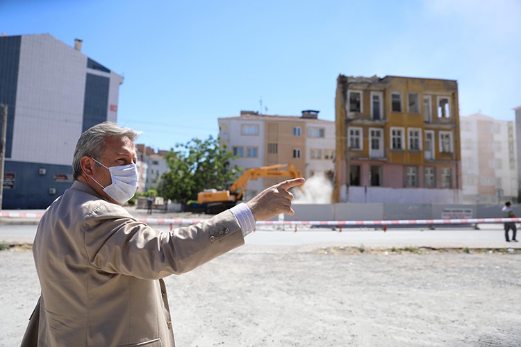 Hunat Mahallesi'nde 3 metruk bina yıkıldı