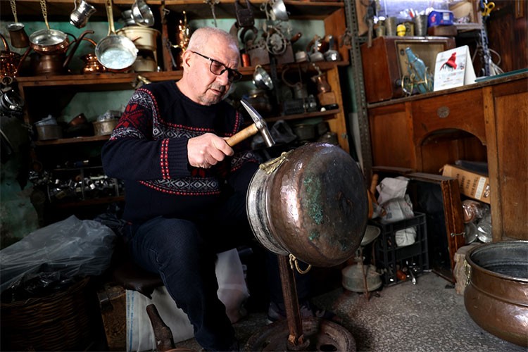 Turistik tesislerde kullanılan bakır malzemeleri onarıyor