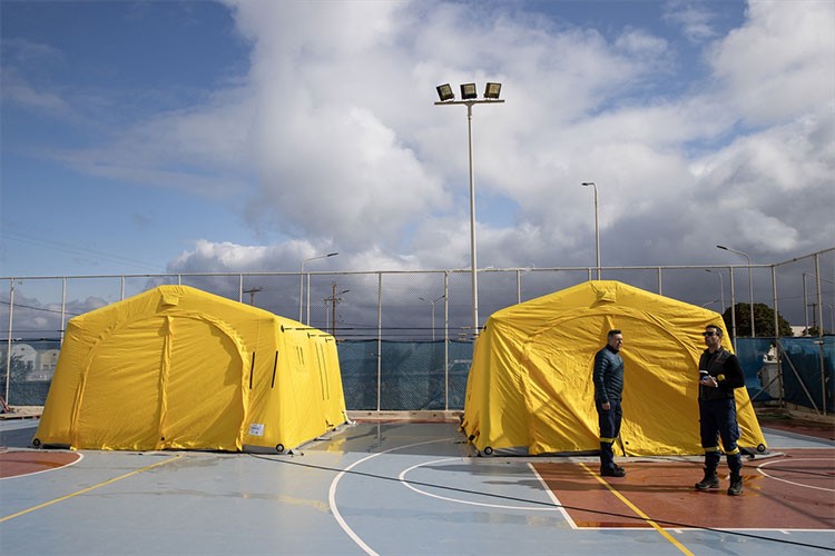 Santorini'deki depremler, halk ve turistler arasında paniğe yol açtı