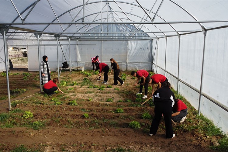 Teorik eğitimi üretim yaparak pratiğe dönüştürüyor