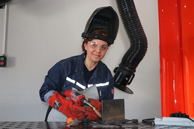 Akademide kadın kaynakçılar yetiştiriliyor