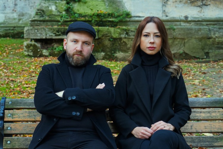 Eşiyle aynı projede!