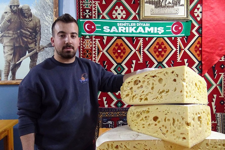 Kars'ın tescilli gravyer peyniri tezgahlarda yerini aldı