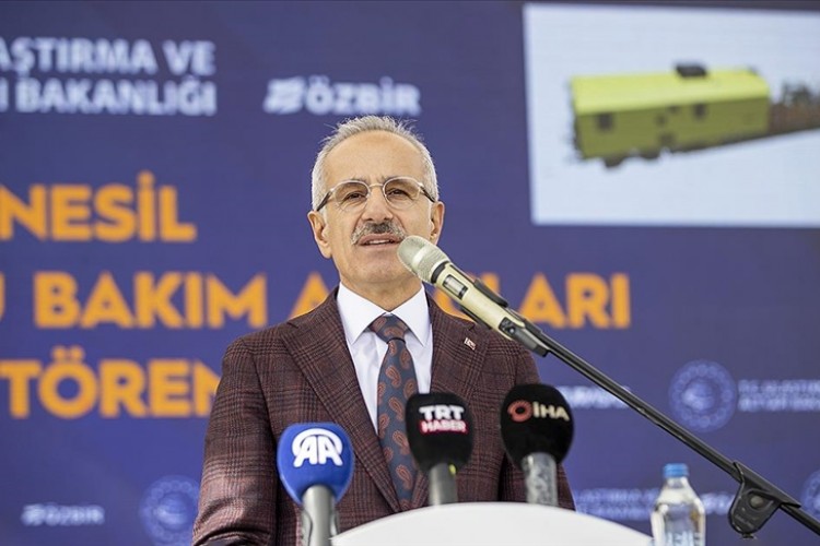 Bakan Uraloğlu, yeni nesil akıllı demir yolu bakım araçlarının teslim törenine katıldı