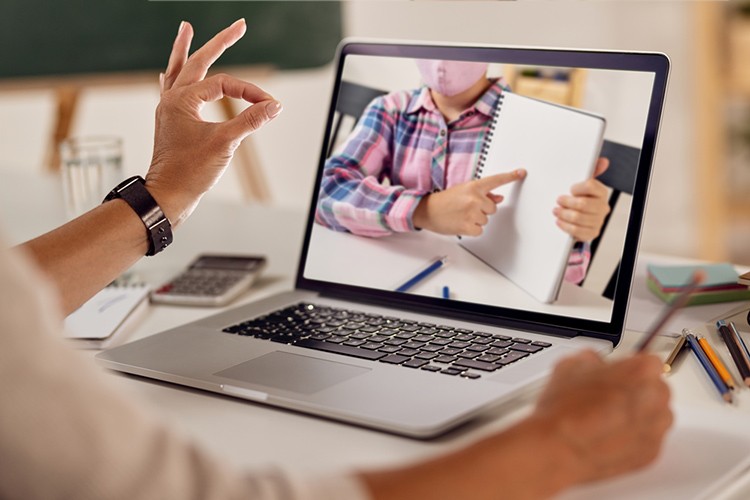 100 bin yeni öğretmen öğrencileriyle online derste buluşuyor