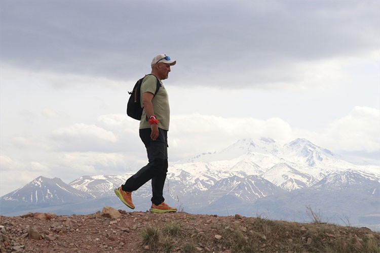 Yürüyüş için yola çıktı zirvelerin tutkunu oldu