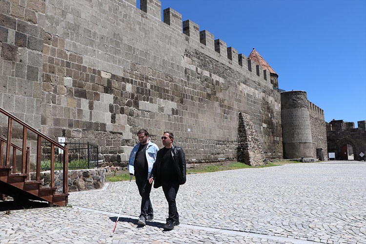 Görme engelli öğretmen Anadolu'yu sesle gezdiriyor