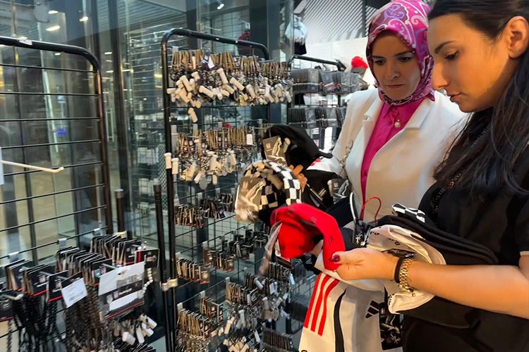 "Kartal Yuvası" mağazasından alışveriş yaptı