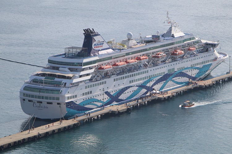 "Crown Iris" isimli kruvaziyer 1671 yolcusuyla Alanya'ya geldi