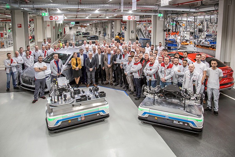 Audi fabrikası çalışanları biten arabaların anahtarlarına el koydu