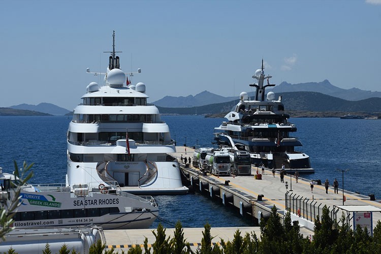 Bodrum'a gelen mega yatlara yakıt ikmali yapıldı