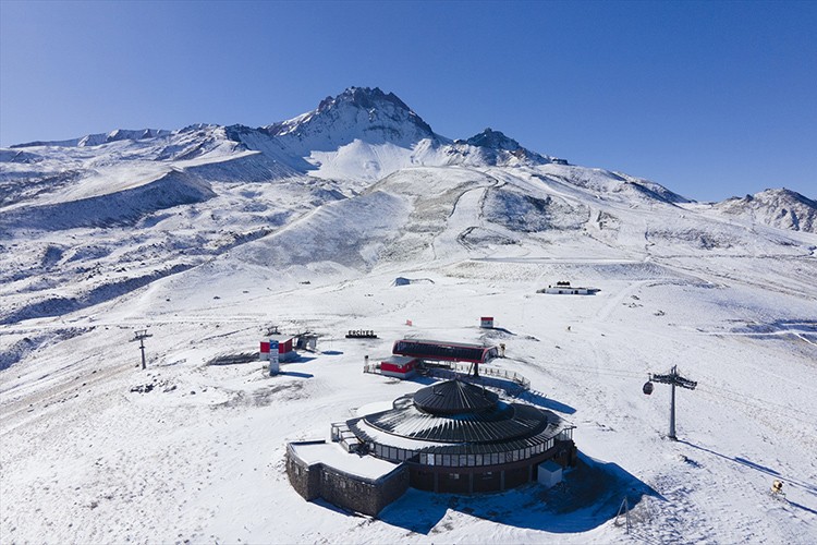 Erciyes Kayak Merkezi yeni sezon için gün sayıyor