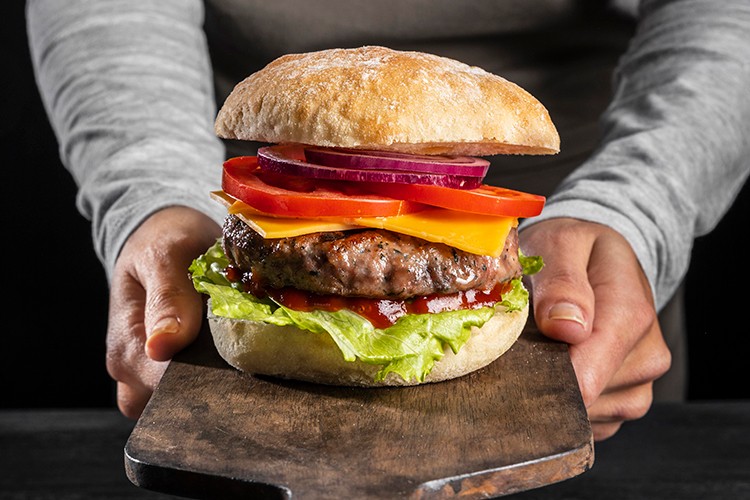 Kadınlar hem çalışıyor hem kazanıyor