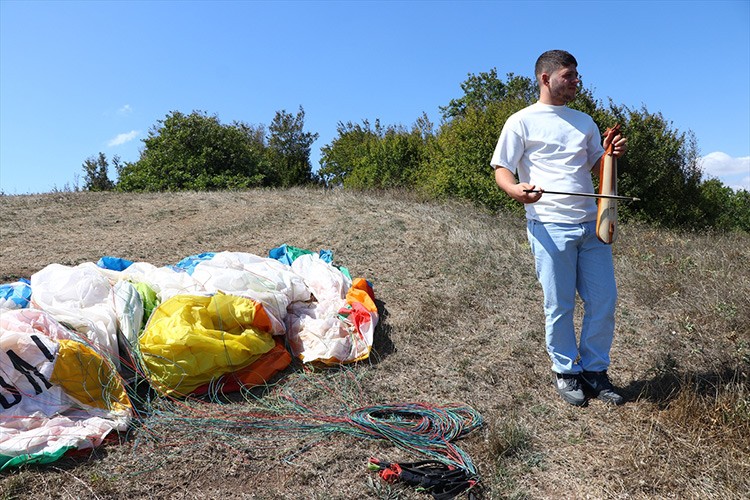 Yamaç paraşütüyle uçarken kemençe çaldı