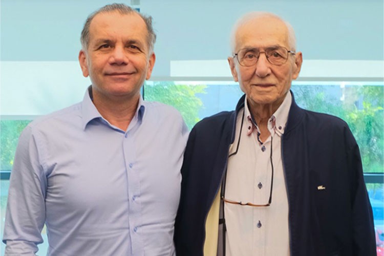 84 Yaşında, Teknolojinin Bütün Nimetlerinden Faydalandı