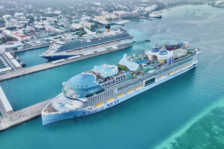 Titanik'ten 5 kat büyük kruvaziyer dünyanın en büyük transit limanına demir attı