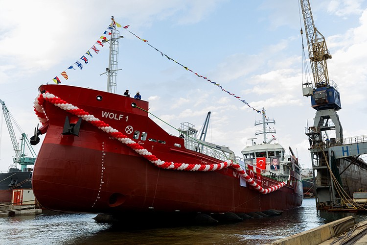 Sıfır emisyonlu akaryakıt tankeri denize indirildi