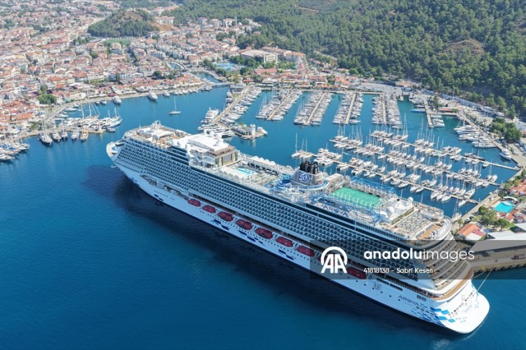 "Aroya" kruvaziyeri Marmaris'e 2 bin 667 turist getirdi