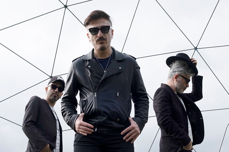 Redd paralel evrenden sesleniyor