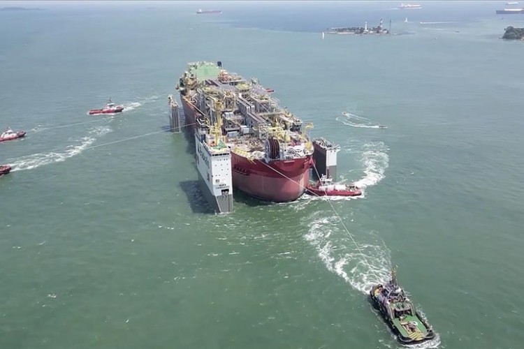 Yüzer üretim platformu Türkiye'ye doğru yola çıktı