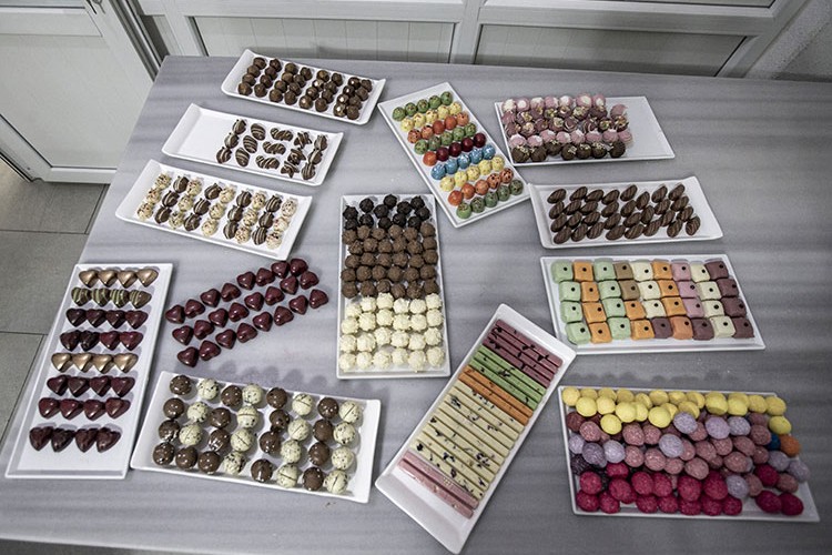 Çikolata üretip ev kadınlarına istihdam sağlıyor